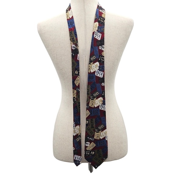 DIMODA Hand Made Mens Novelty Necktie License Plate Pattern Burgundy - Picture 2 of 4